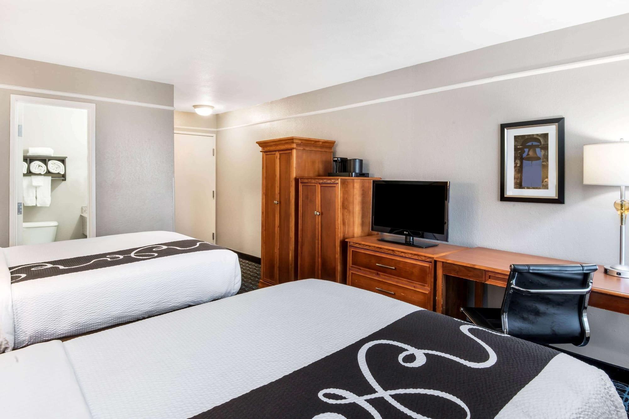 La Quinta By Wyndham Brooks Base San Antonio