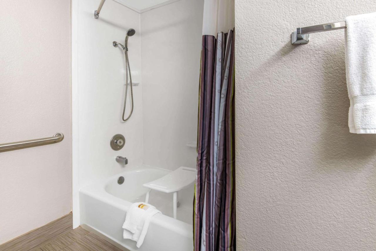 La Quinta By Wyndham Brooks Base San Antonio