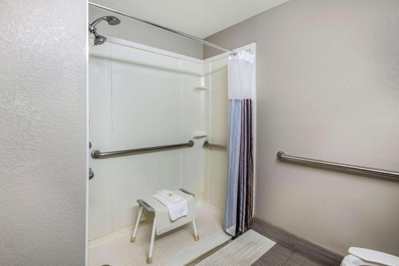 La Quinta By Wyndham Brooks Base 3* San Antonio