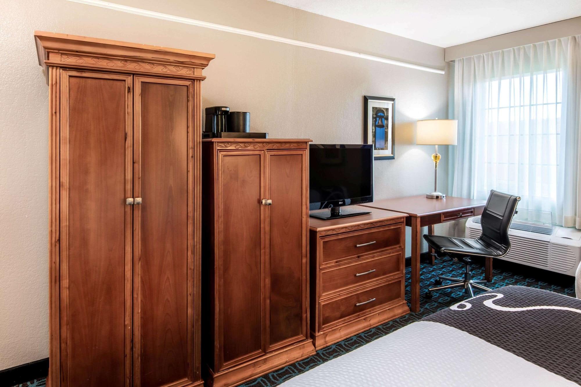 Hotel La Quinta By Wyndham Brooks Base 3*